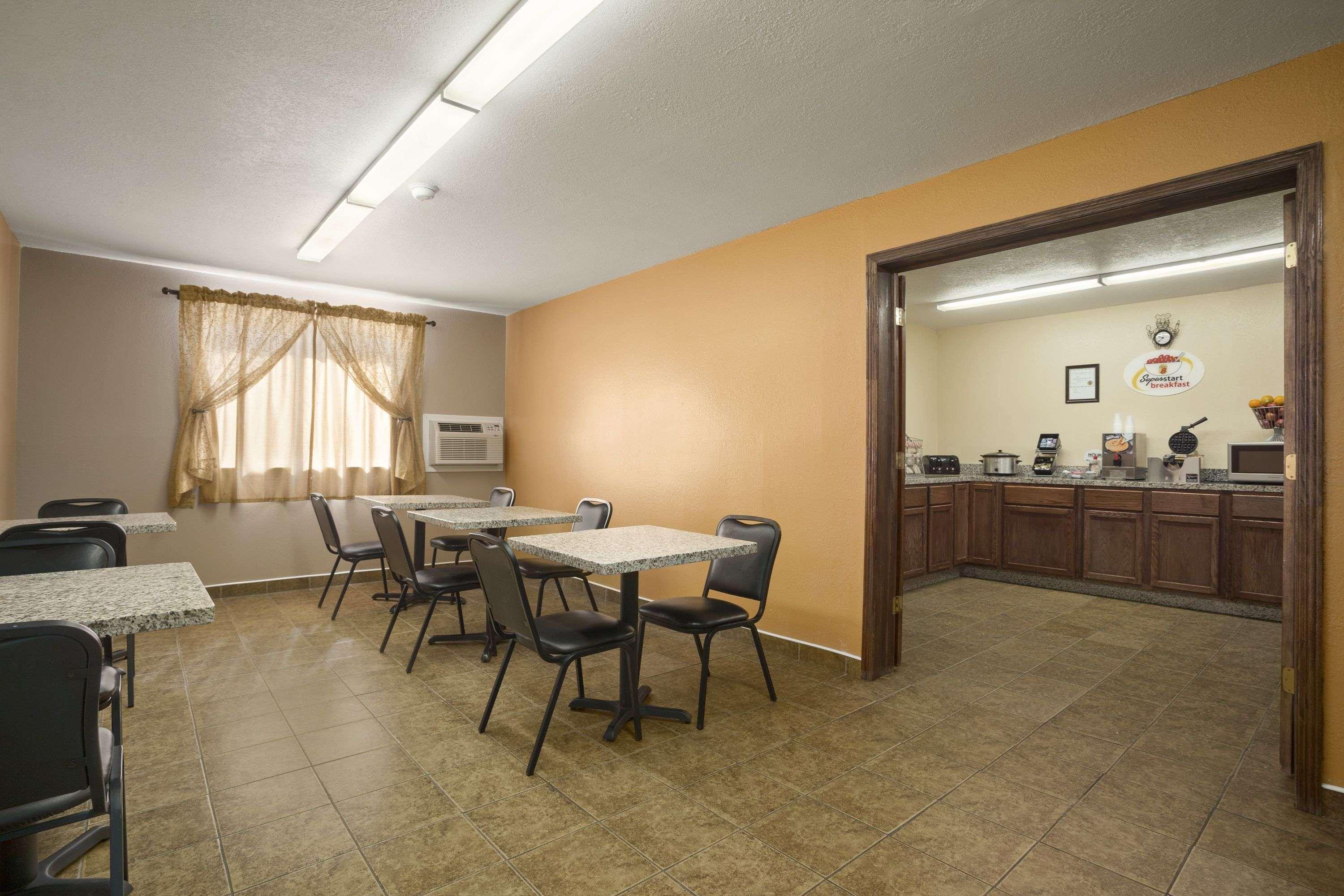 Hotel Super 8 By Wyndham Cedar Rapids Esterno foto