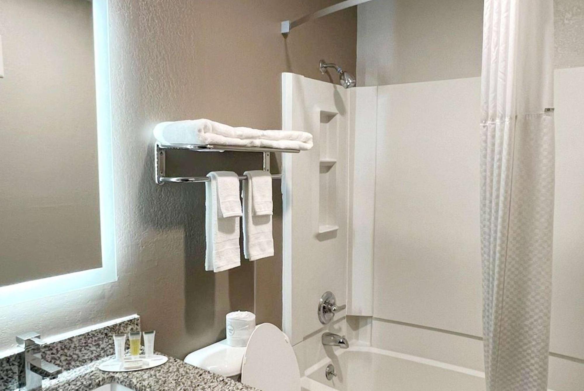 Hotel Super 8 By Wyndham Cedar Rapids Esterno foto