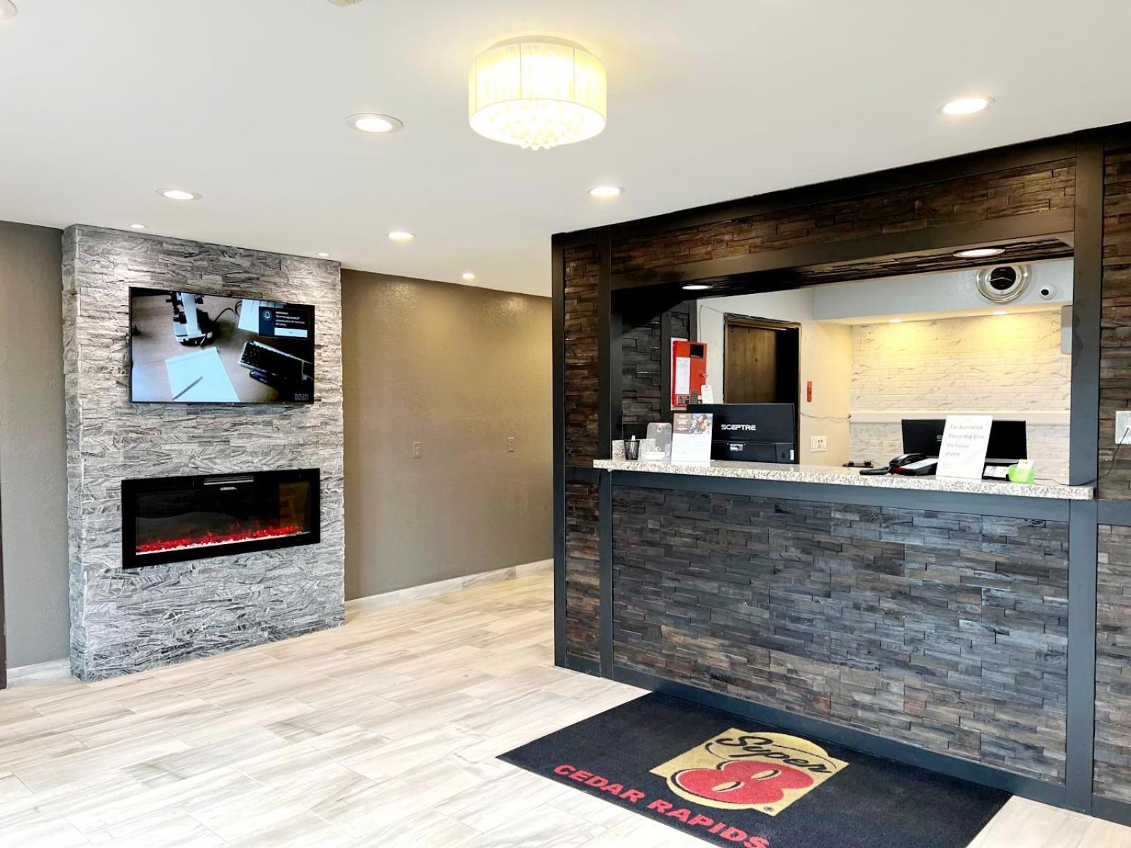 Hotel Super 8 By Wyndham Cedar Rapids Esterno foto