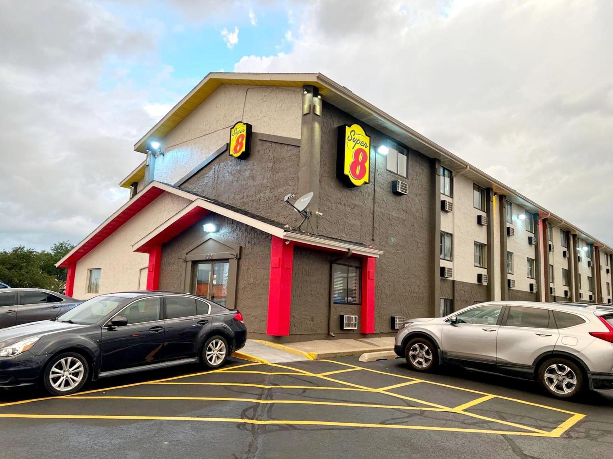 Hotel Super 8 By Wyndham Cedar Rapids Esterno foto