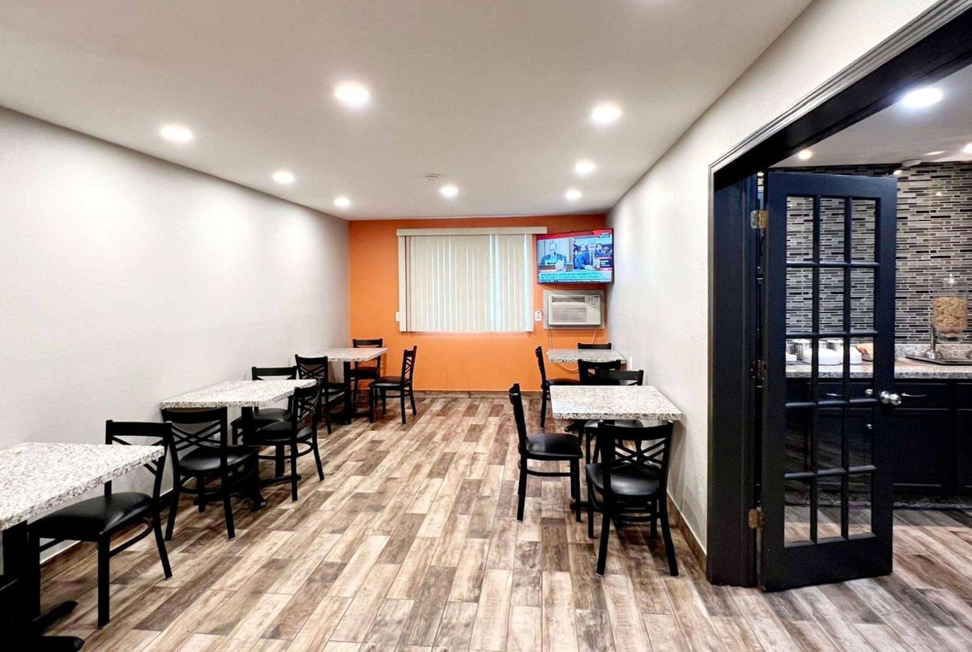 Hotel Super 8 By Wyndham Cedar Rapids Esterno foto