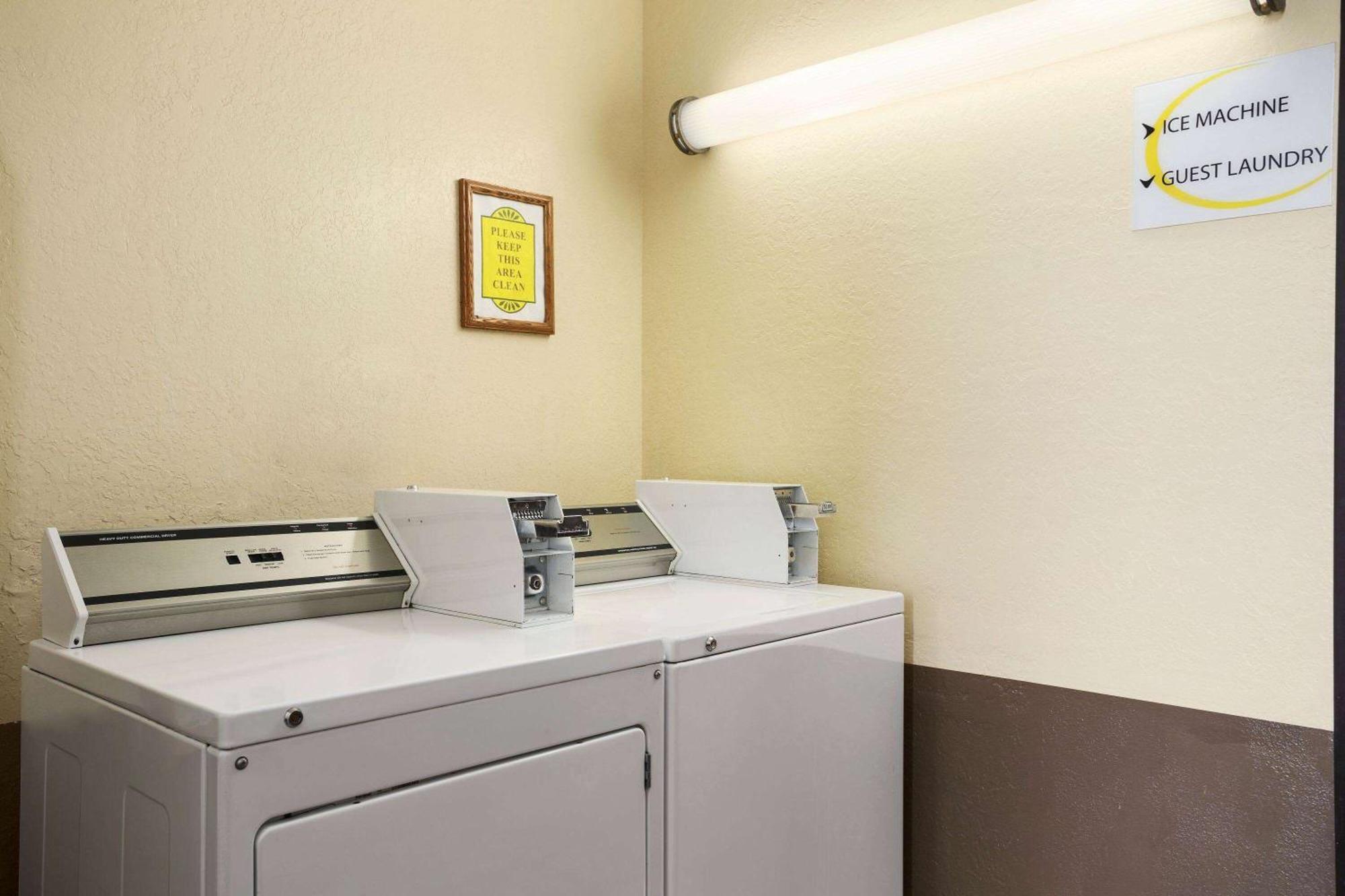 Hotel Super 8 By Wyndham Cedar Rapids Esterno foto