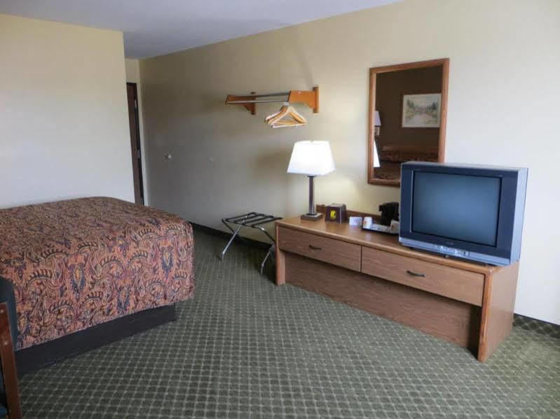 Hotel Super 8 By Wyndham Cedar Rapids Esterno foto