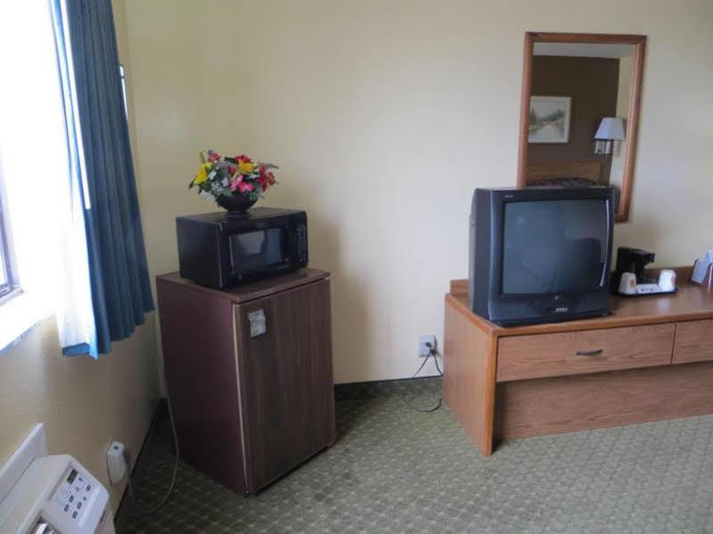 Hotel Super 8 By Wyndham Cedar Rapids Esterno foto
